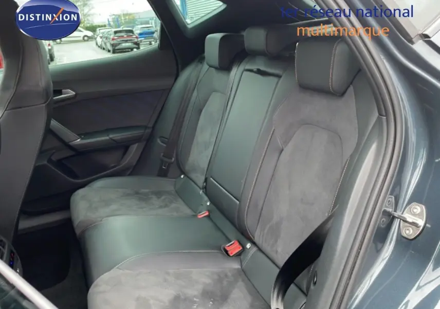 Vue intérieure côté droit des sièges arrière en cuir et alcantara gris d'une CUPRA Formentor 2025 gris magnétique métal.