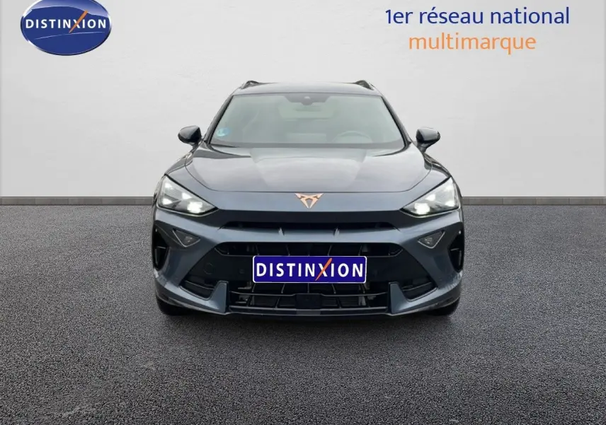 Vue frontale d'un CUPRA Formentor gris magnétique métal 2025 avec calandre sportive et logo cuivré distinctif.