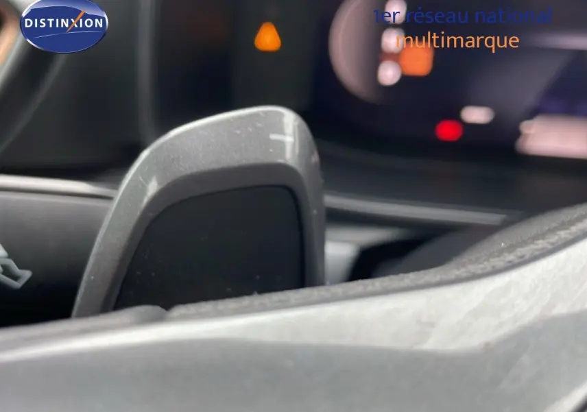 Gros plan sur la palette de changement de vitesses côté droit du volant d’une CUPRA Formentor gris métallique, intérieur noir.