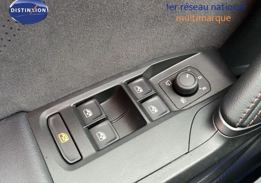 Gros plan sur les commandes des vitres et rétroviseurs côté conducteur d’une CUPRA Formentor gris magnétique 2025.