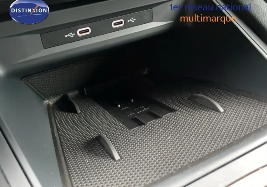 Gros plan sur la console centrale du CUPRA Formentor 2025 montrant les ports USB-C et un espace de rangement texturé noir.