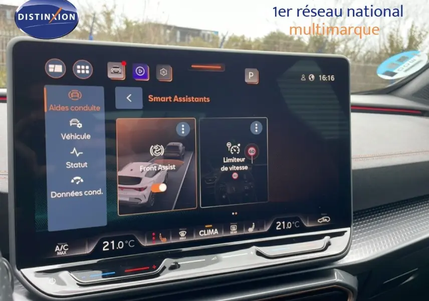 Vue intérieure centrée sur l'écran tactile du tableau de bord du CUPRA Formentor 2025, affichant les assistants de conduite.