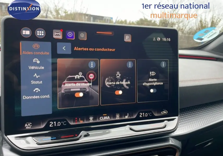 Écran tactile central affichant les alertes au conducteur dans l’habitacle du CUPRA Formentor gris métallique.