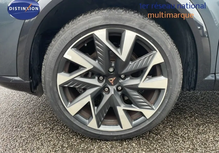 Gros plan sur la roue avant gauche de la CUPRA Formentor gris magnétique avec jante alliage bi-ton au design géométrique.