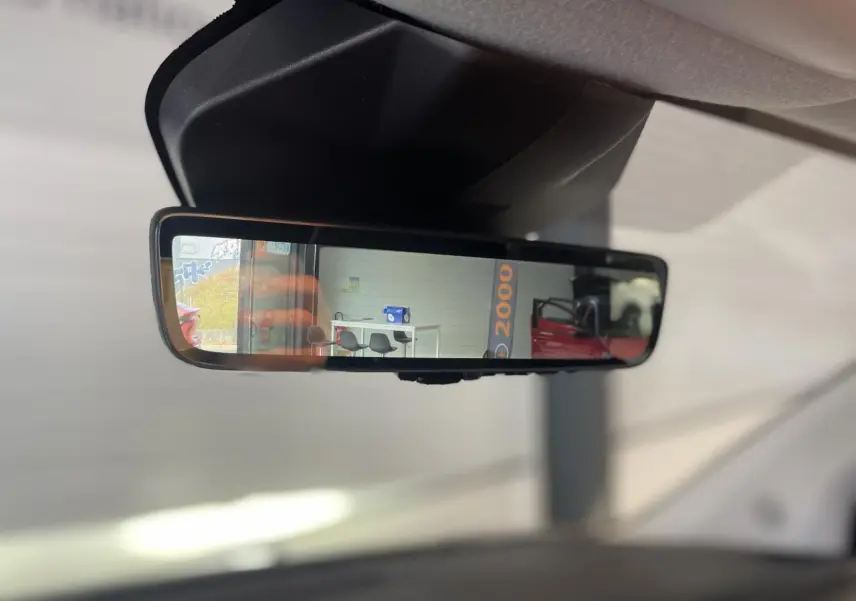 Rétroviseur intérieur de l’Opel Vivaro 2025 noir carbone, vue rapprochée depuis l’habitacle vers l’arrière.