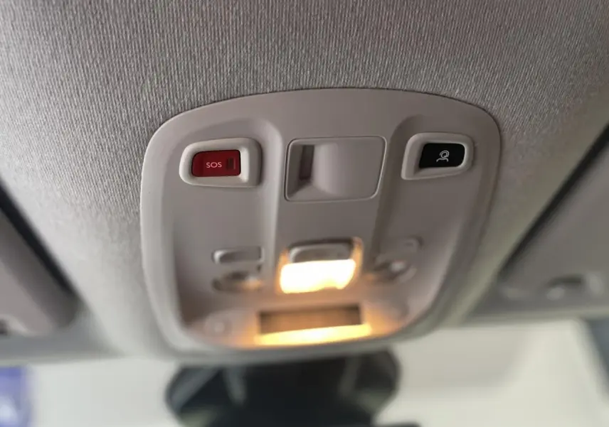 Plafonnier intérieur avec bouton SOS rouge et éclairage allumé dans un Opel Vivaro noir carbone 2025.