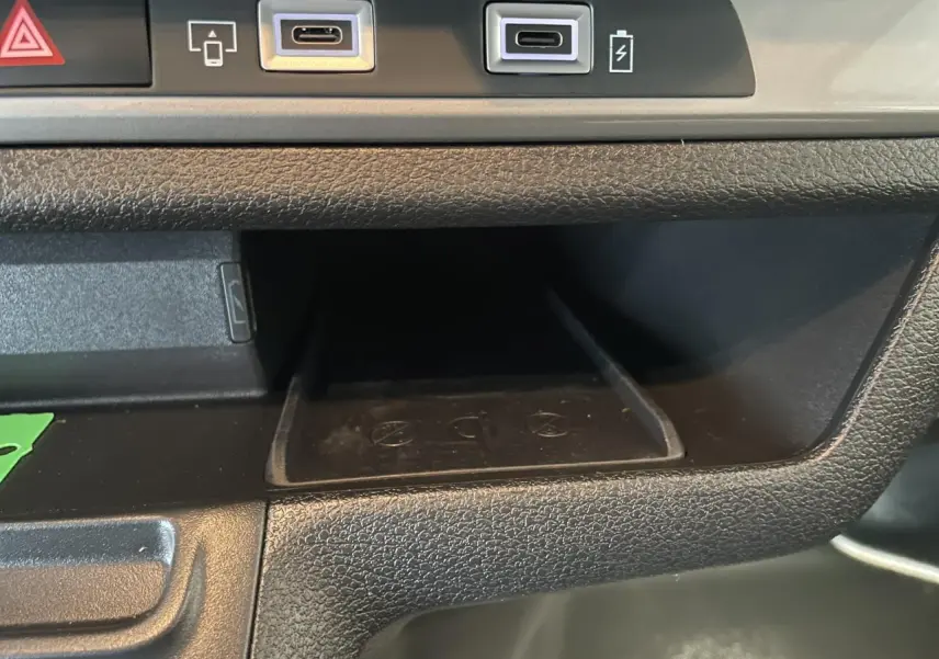 Gros plan sur la console centrale de l'Opel Vivaro 2025, montrant deux ports USB-C et un espace de rangement noir texturé.