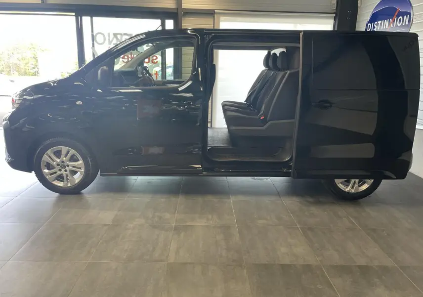 Opel Vivaro noir carbone vu de profil gauche, porte latérale coulissante ouverte révélant trois sièges passagers.