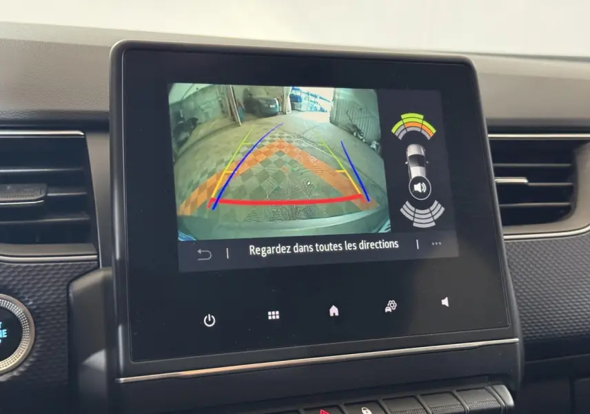 Écran tactile intérieur montrant la caméra de recul et l’aide au stationnement du Renault Arkana gris foncé, vue centrale.