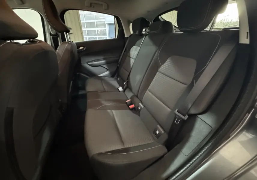 Vue intérieure côté droit des sièges arrière noirs du Renault Arkana Business E-TECH 145 gris foncé de 2022.