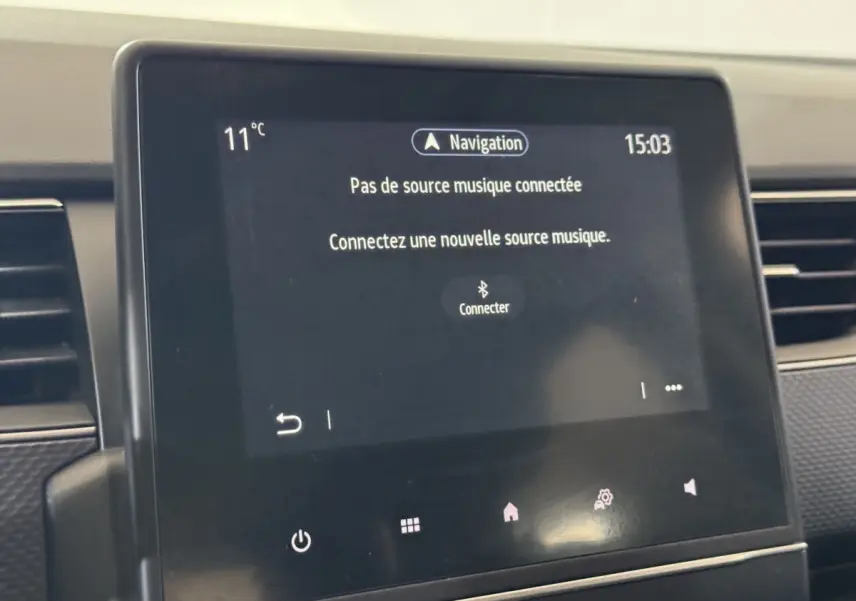 Écran tactile central affichant la navigation dans l’habitacle d’une Renault Arkana gris foncé, vue rapprochée.