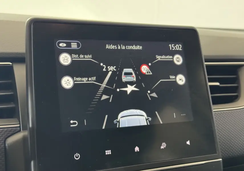 Écran tactile central du Renault Arkana Business E-TECH 145 affichant les aides à la conduite en mode jour.
