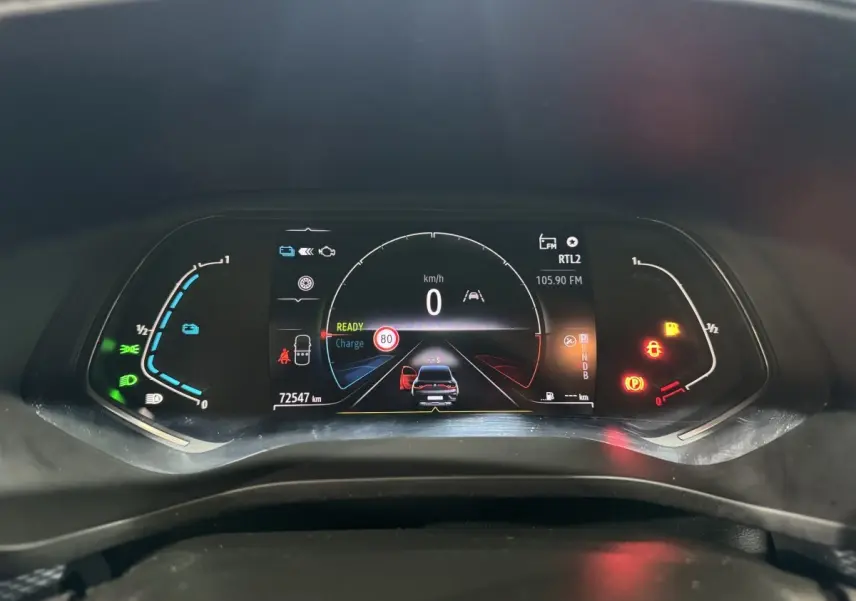 Combiné d'instruments numérique de Renault Arkana Business E-TECH 145 affichant 0 km/h et indicateurs de charge et alertes.