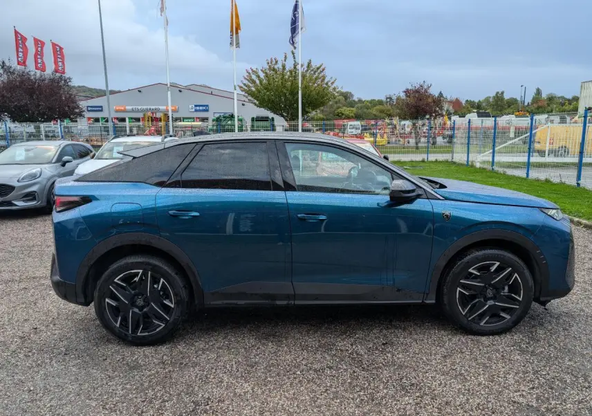Peugeot 3008 GT hybride bleu métallisé vue de profil côté gauche avec toit noir et jantes alliage 19 pouces.