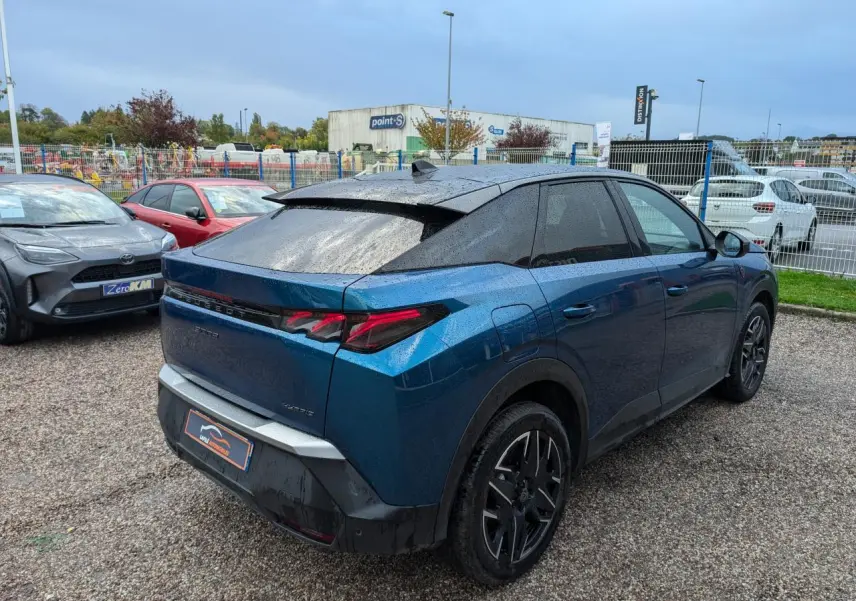 Peugeot 3008 Hybrid bleu métallisé vue 3/4 arrière droit, feux arrière à griffes LED et jantes alliage 19 pouces.
