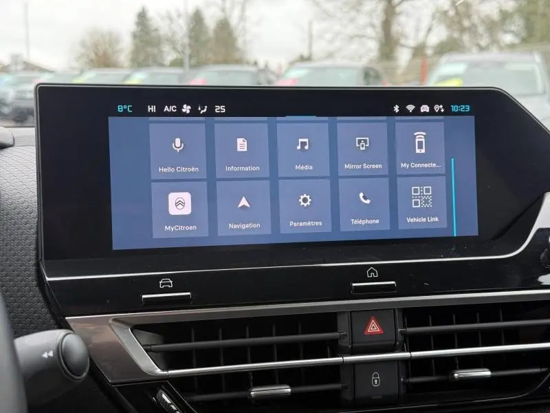 Écran tactile central du tableau de bord du Citroën C4 X 2024 affichant le menu principal avec options connectées.