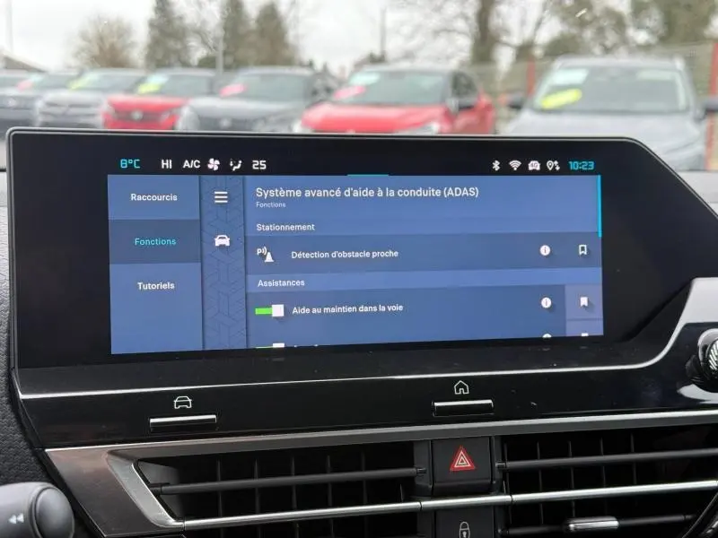 Écran tactile central du tableau de bord de la Citroën C4 X 2024 affichant les aides à la conduite avancées.