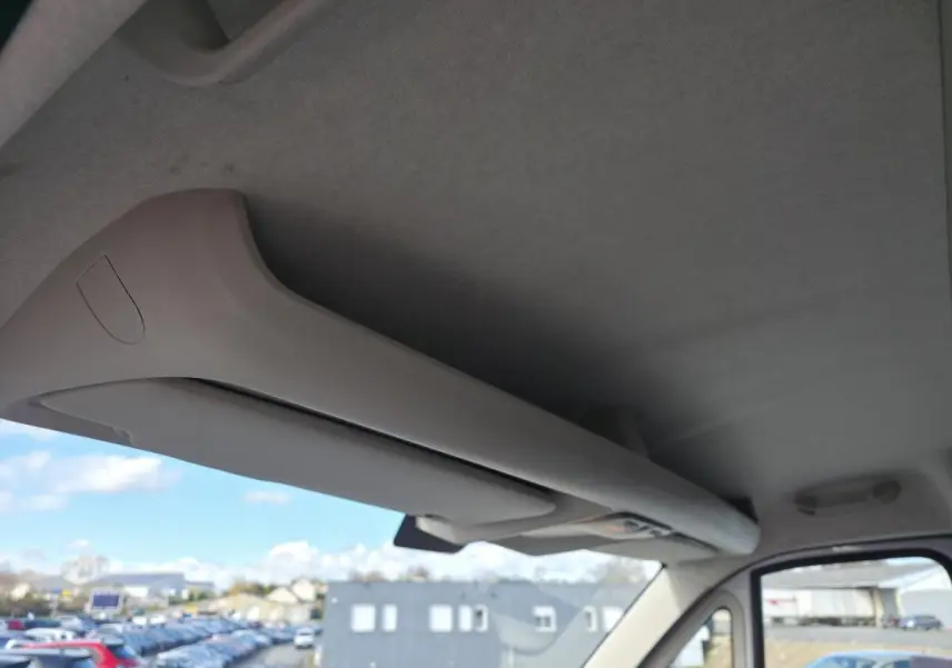 Vue intérieure du plafond et du rangement supérieur côté conducteur du fourgon blanc Opel Movano 2022, avec fenêtre avant visible.
