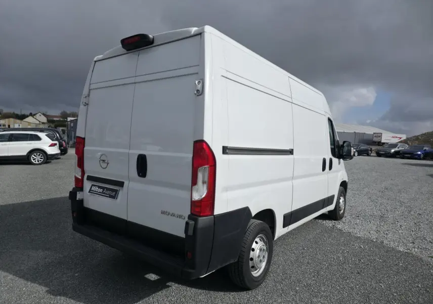 Vue 3/4 arrière droite d’un Opel Movano Fourgon blanc avec portes arrière battantes et jantes tôles grises.