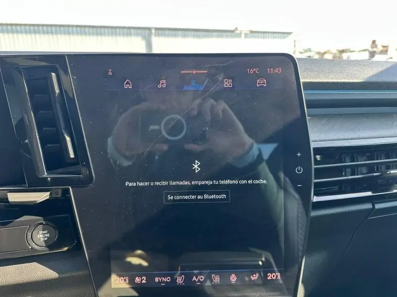 Écran tactile central du tableau de bord du Renault Rafale 2025, affichant la connexion Bluetooth, intérieur noir.