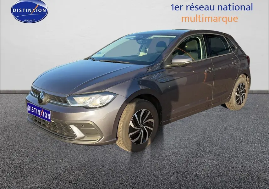 Volkswagen Polo 1.0 TSI gris vue 3/4 avant droit, avec jantes alliage et phares LED allumés.