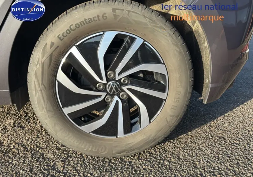 Gros plan sur la roue avant droite d'une Volkswagen Polo gris métallisé avec jante alu bicolore.