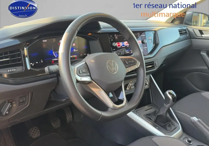 Vue intérieure côté conducteur du tableau de bord et volant cuir multifonction d'une Volkswagen Polo gris 2025.