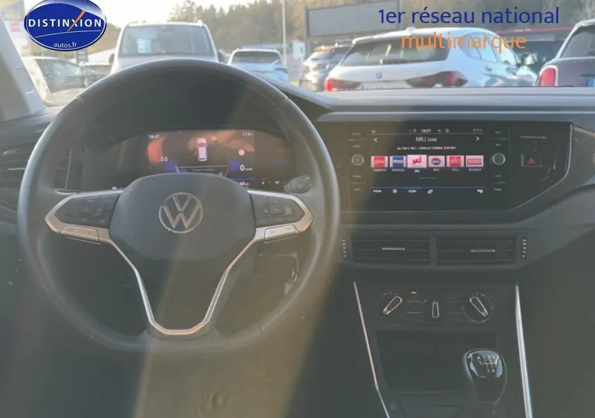 Intérieur Volkswagen Polo 2025 vue tableau de bord, volant multifonction cuir et écran tactile central avec boîte manuelle.