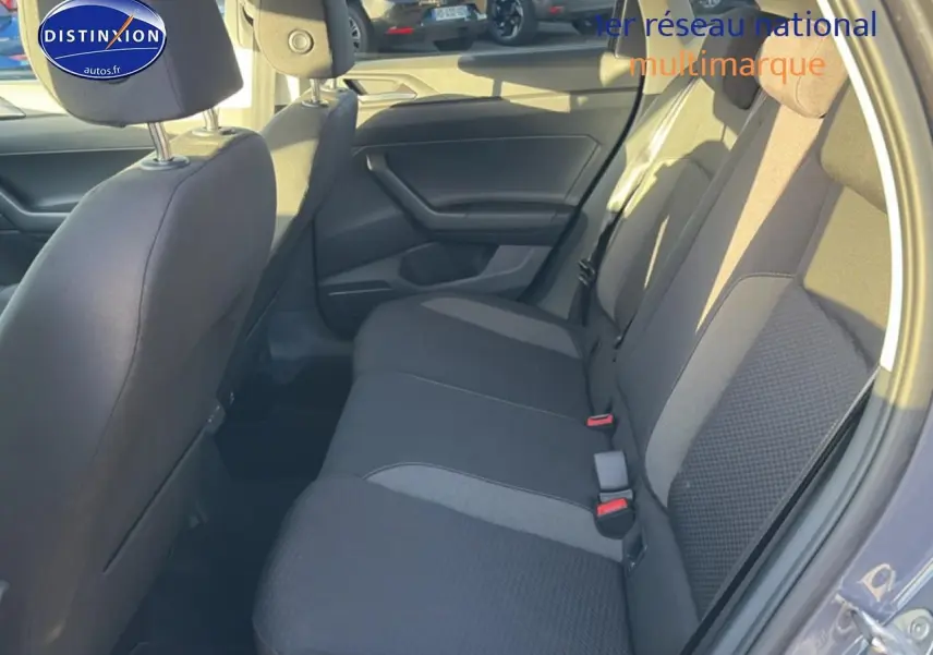 Vue intérieure côté droit sur la banquette arrière tissu gris foncé d'une Volkswagen Polo 2025 gris.
