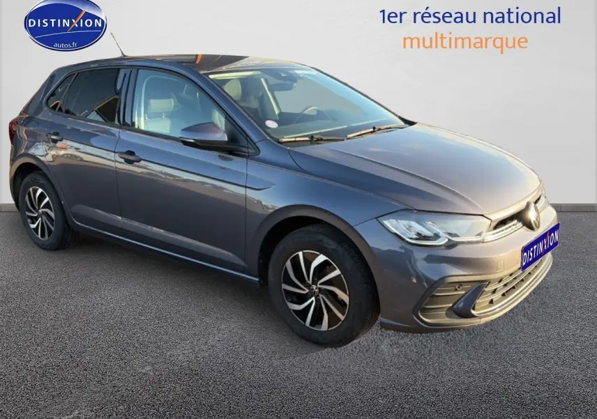 Volkswagen Polo gris vue 3/4 avant droit avec jantes alu et phares LED allumés.