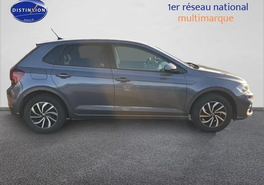 Profil droit d'une Volkswagen Polo gris 2025 avec jantes alu et vitres surteintées, sur fond neutre.