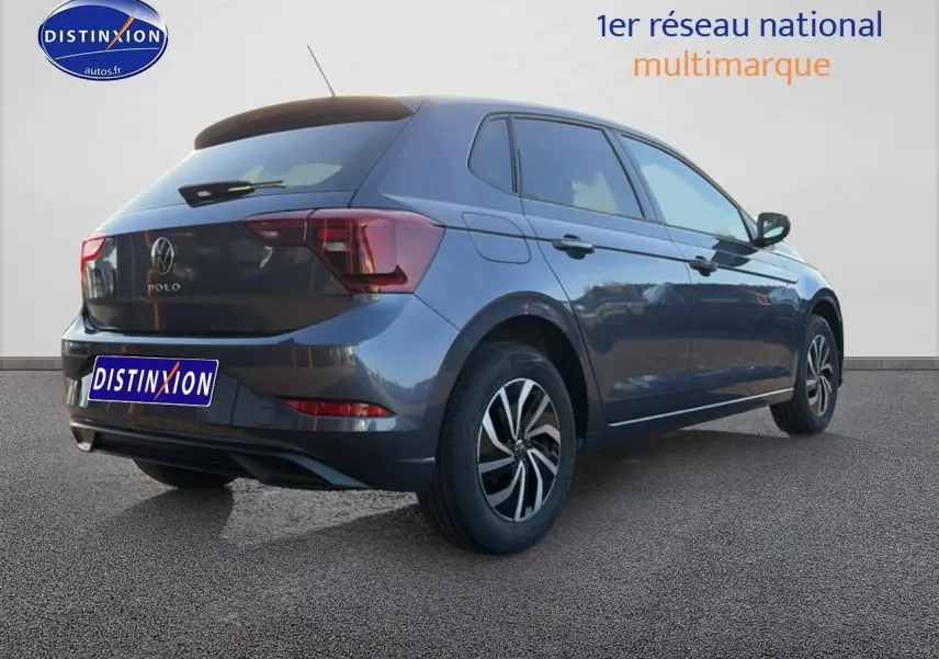 Volkswagen Polo gris vue 3/4 arrière droit, avec jantes alliage et feux arrière LED distinctifs.
