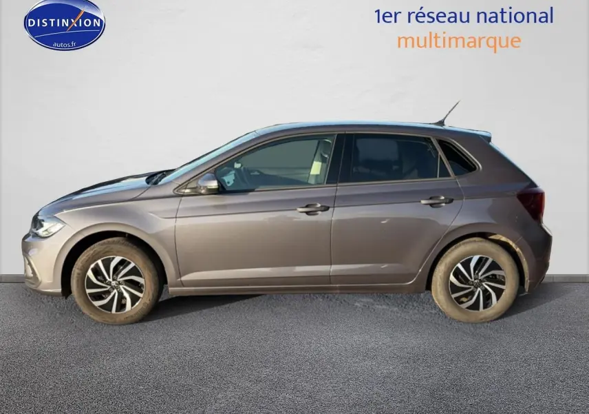 Profil côté gauche d'une Volkswagen Polo gris métallisé 2025 avec jantes alliage et vitres surteintées.