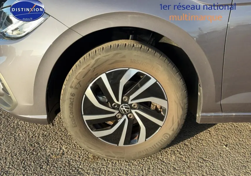 Gros plan sur la jante alu avant droite gris métallisé d'une Volkswagen Polo 1.0 TSI 95 VW Edition 2025.