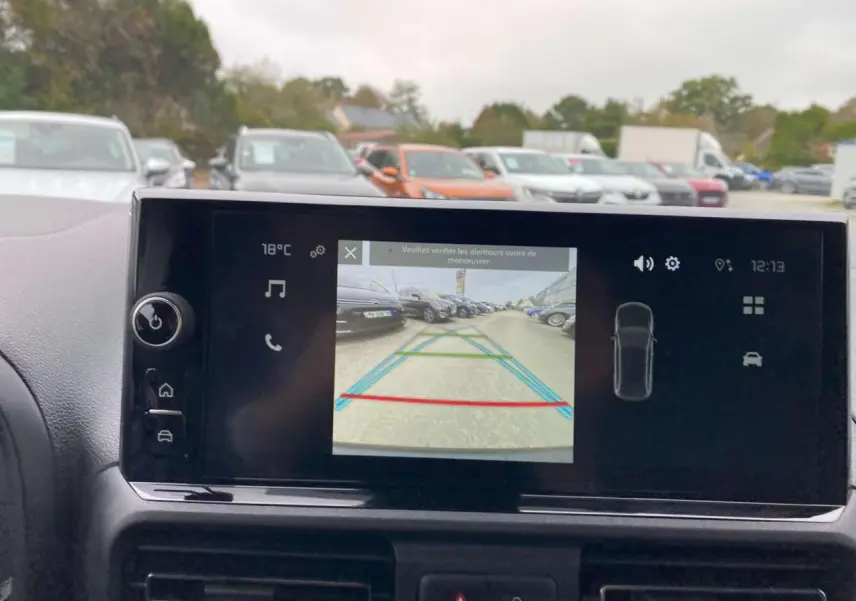 Vue intérieure de l'écran tactile du Citroën Berlingo blanc montrant la caméra de recul en marche.