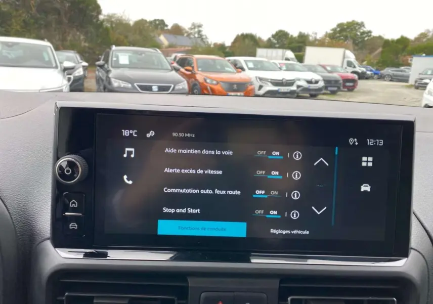 Vue intérieure centrée sur l'écran tactile du tableau de bord du Citroën Berlingo 2026, affichant les aides à la conduite.