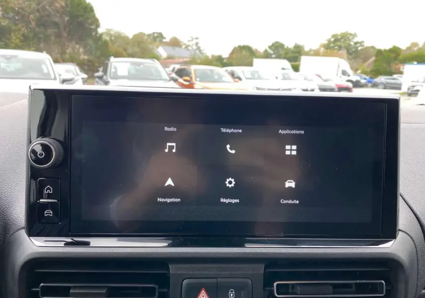 Écran tactile 10 pouces du tableau de bord du Citroën Berlingo 2026, vue frontale intérieure.