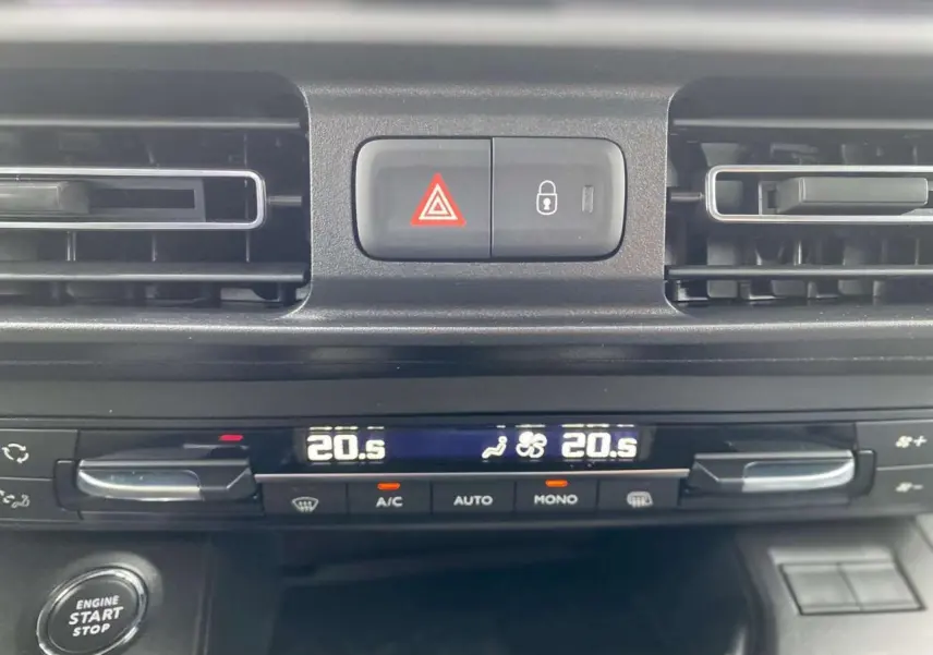 Détail du tableau de bord du Citroën Berlingo 2026 montrant la climatisation automatique et les commandes centrales.