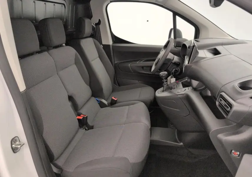 Vue intérieure côté conducteur du Citroën Berlingo blanc 2026, montrant la banquette passager 3 places et le tableau de bord.