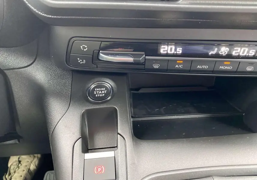 Détail du tableau de bord noir du Citroën Berlingo 2026 avec bouton start/stop et commande climatisation digitale.
