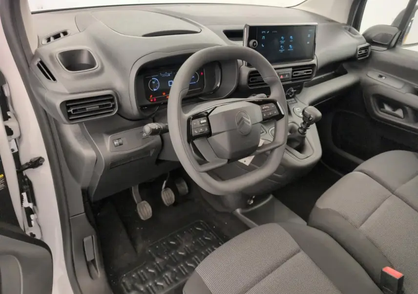 Vue intérieure côté conducteur du Citroën Berlingo blanc, tableau de bord moderne avec écran tactile et volant multifonction.
