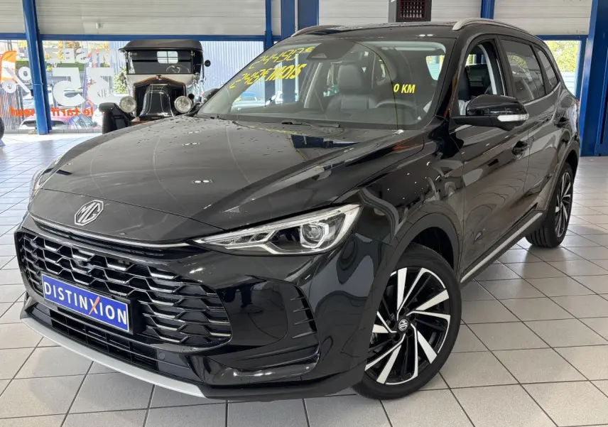 Vue 3/4 avant du MG ZS 1.5 Hybrid+ noir métallisé avec jantes alliage et calandre imposante en showroom.