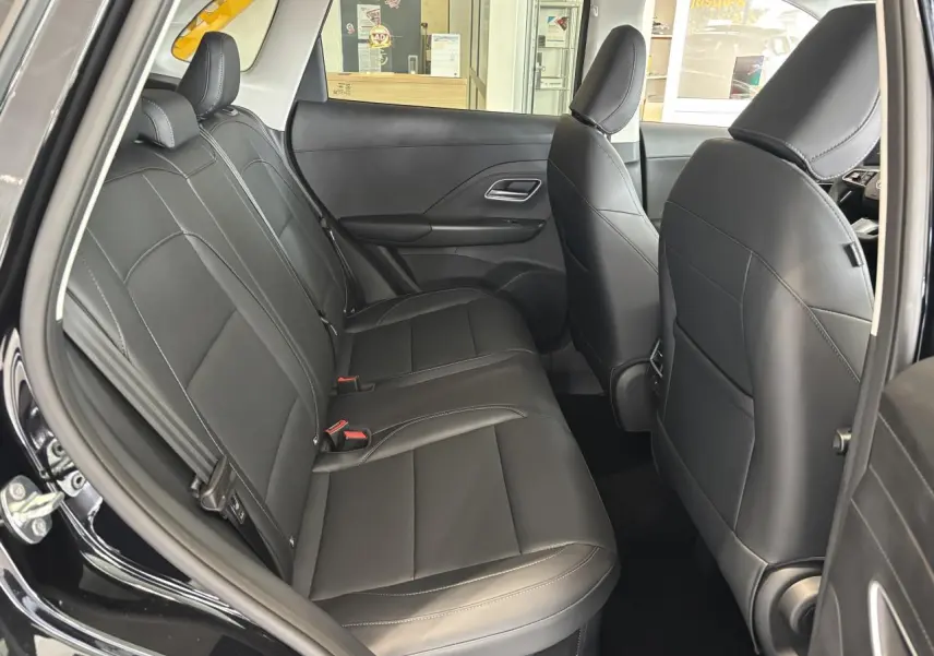 Vue intérieure côté gauche sur la banquette arrière en cuir noir du MG MOTOR ZS 1.5 Hybrid+ 2026.