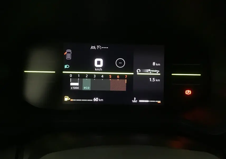 Affichage numérique du tableau de bord du Dacia Bigster 2025 montrant la vitesse à 0 km/h et l'autonomie restante de 60 km.