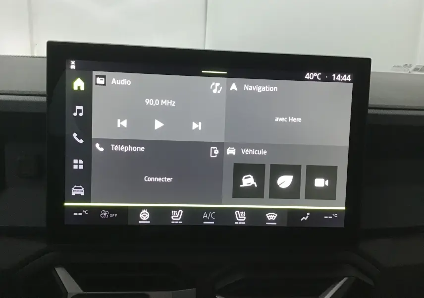 Écran tactile central du tableau de bord du Dacia Bigster 2025 affichant audio, navigation et options véhicule.