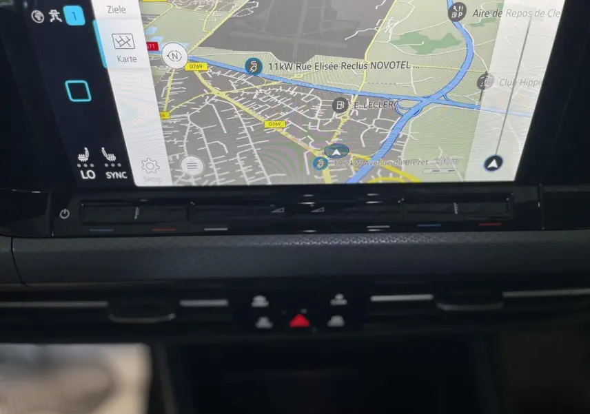 Écran tactile 10" du système de navigation de la Volkswagen Golf rouge métal, vue rapprochée de la console centrale