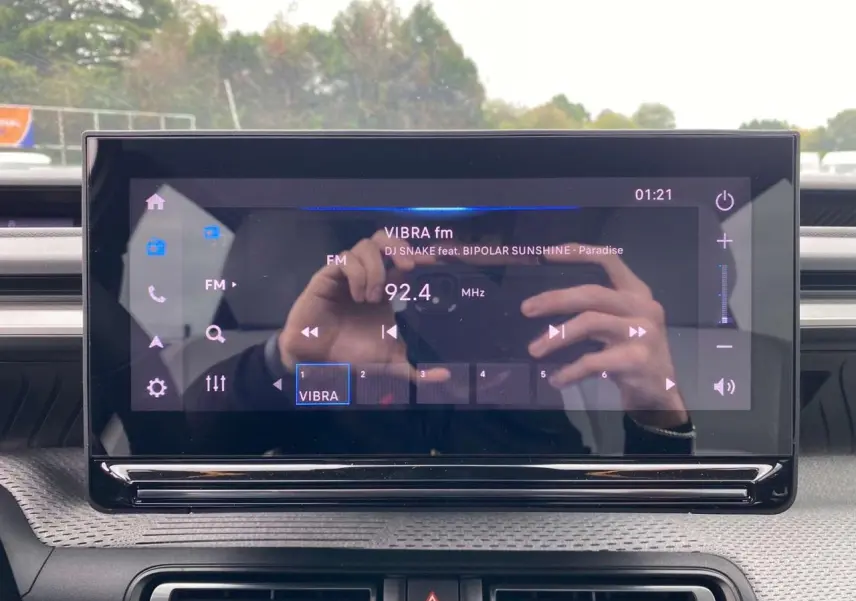 Écran tactile central de la Citroën C3 2025 affichant la radio FM avec interface moderne et commandes digitales.