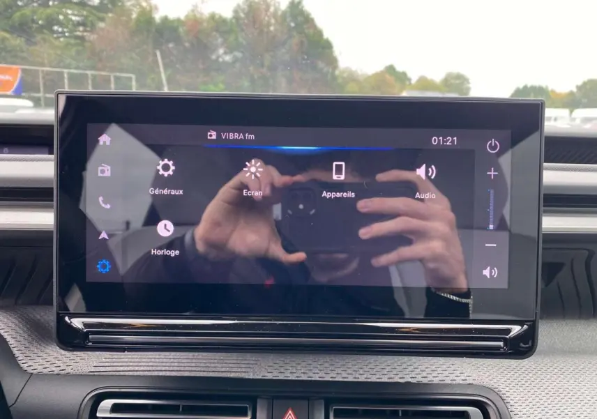 Écran tactile central du tableau de bord de la Citroën C3 2025 avec interface multimédia et commandes visibles.