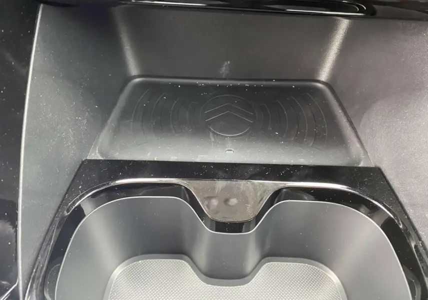 Plateau de recharge sans fil avec logo Citroën intégré, dans l'habitacle du Citroën C3 2025.