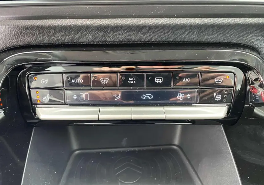 Panneau de commande de climatisation automatique de la Citroën C3 2025, avec affichage digital et boutons tactiles noirs.